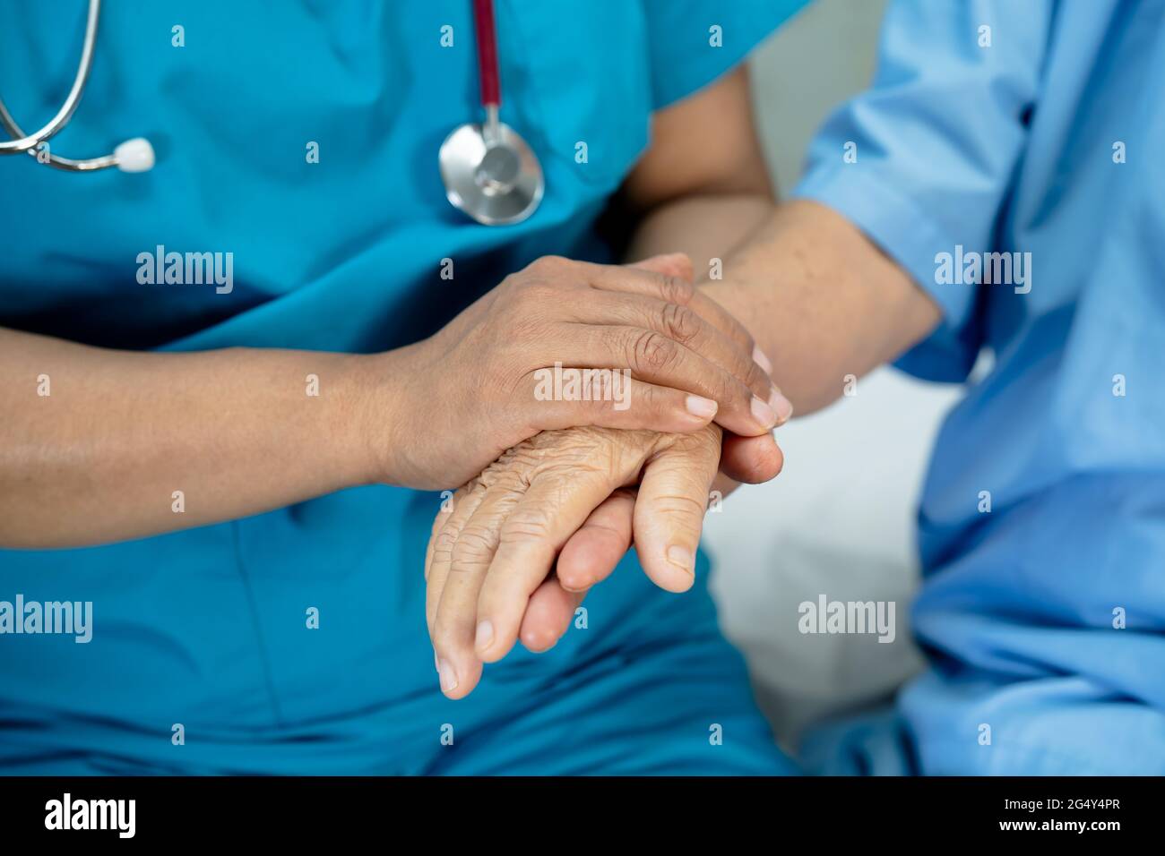 Médecin tenant les mains asiatique senior ou âgée femme âgée patiente avec  amour, soins, encourager et empathie à la salle d'hôpital de soins  infirmiers, saine et forte moi Photo Stock - Alamy