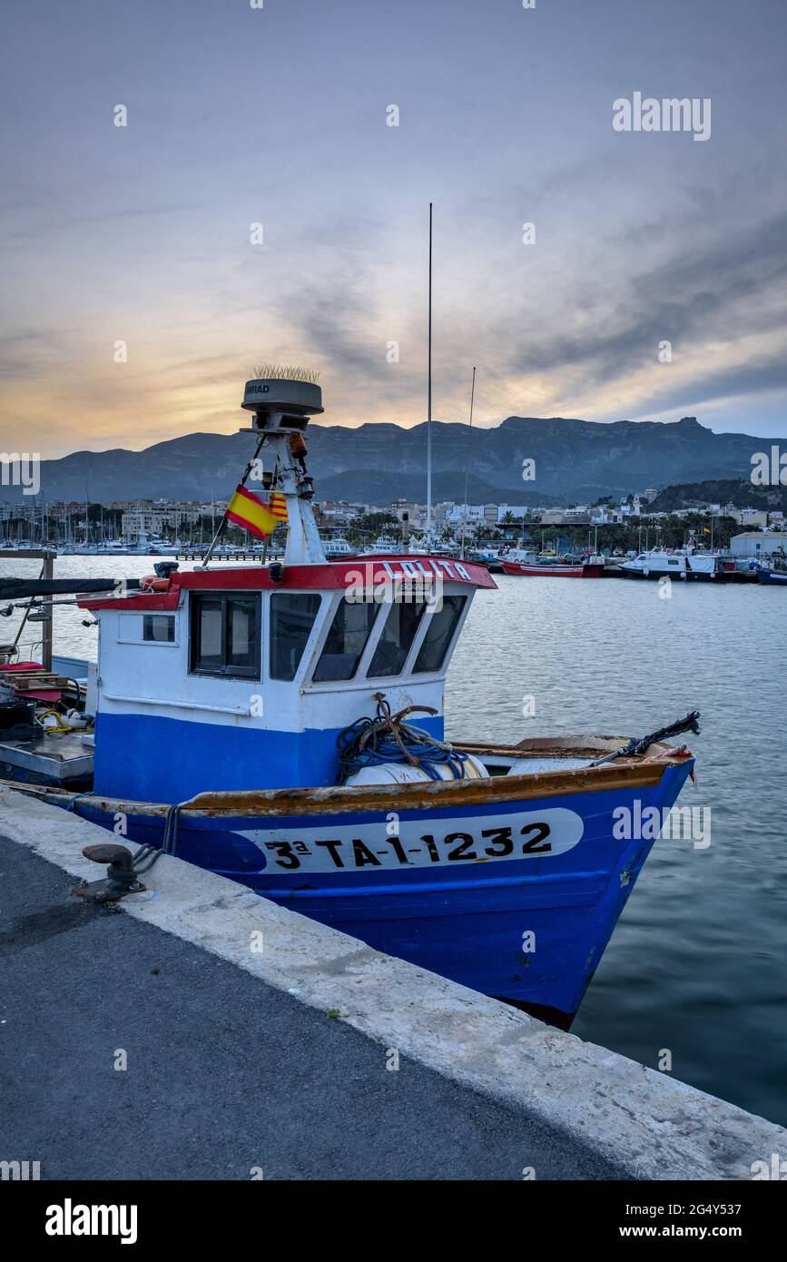 Coucher de soleil dans le port de Sant Carles de la Ràpita. En arrière-plan, la chaîne de montagnes de Montsià, près du delta de l'Ebre (province de Tarragone, Catalogne, Espagne) Banque D'Images