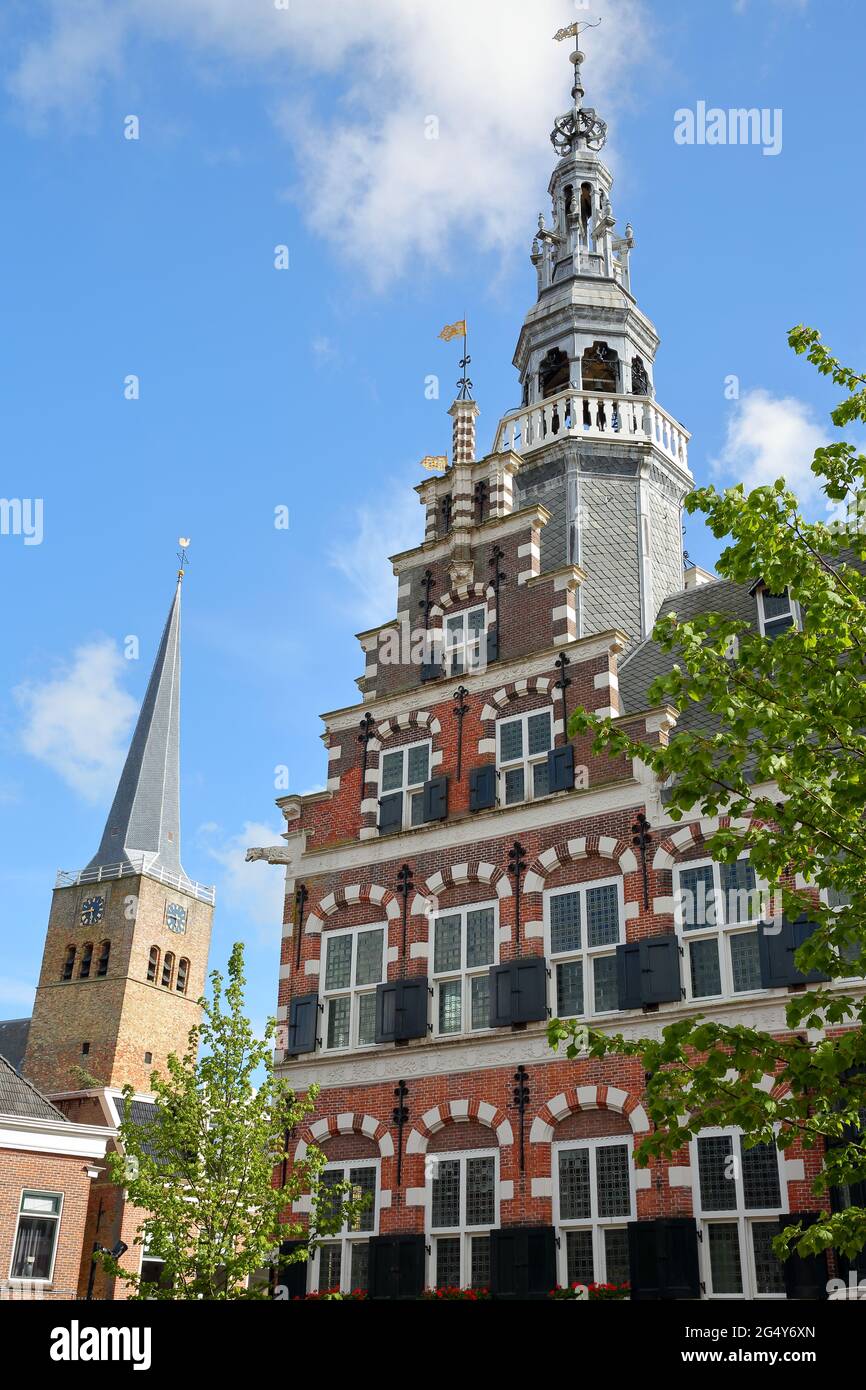 Le Stadhuis (hôtel de ville) avec la tour de l'horloge de Martinikerk (église St Martin) en arrière-plan, Franeker, Frise, pays-Bas Banque D'Images