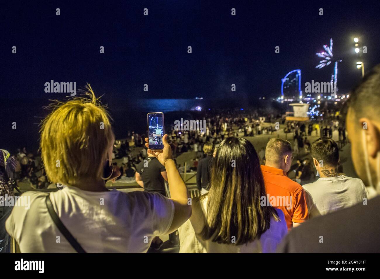 Barcelone, Catalogne, Espagne. 23 juin 2021. Les gens sont vus regarder des feux d'artifice sur la plage de Barceloneta.l'un des festivals les plus traditionnels de Catalogne, Saint John's Eve, célébré dans la nuit du 23 au 24 juin, dans laquelle le tir de pétards et feux d'artifice est traditionnel, est revenu après que 2020 n'a pas été autorisé à célébrer la pandémie du coronavirus. Credit: Thiago Prudencio/DAX/ZUMA Wire/Alay Live News Banque D'Images