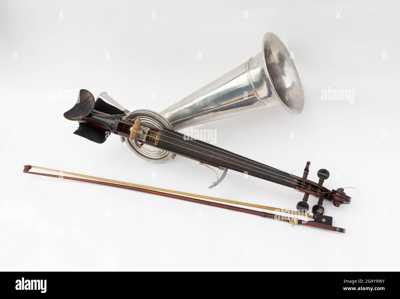 Instrument d'enregistrement musical Stroh violon ou phonoviolon ou strovol  avec un arc sur fond blanc de studio Photo Stock - Alamy