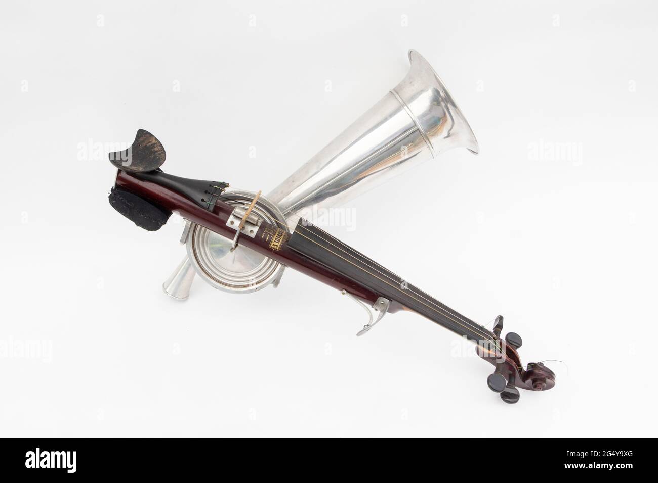 Instrument d'enregistrement musical Stroh violon ou phonoviolon ou strovol  sur fond de studio blanc Photo Stock - Alamy