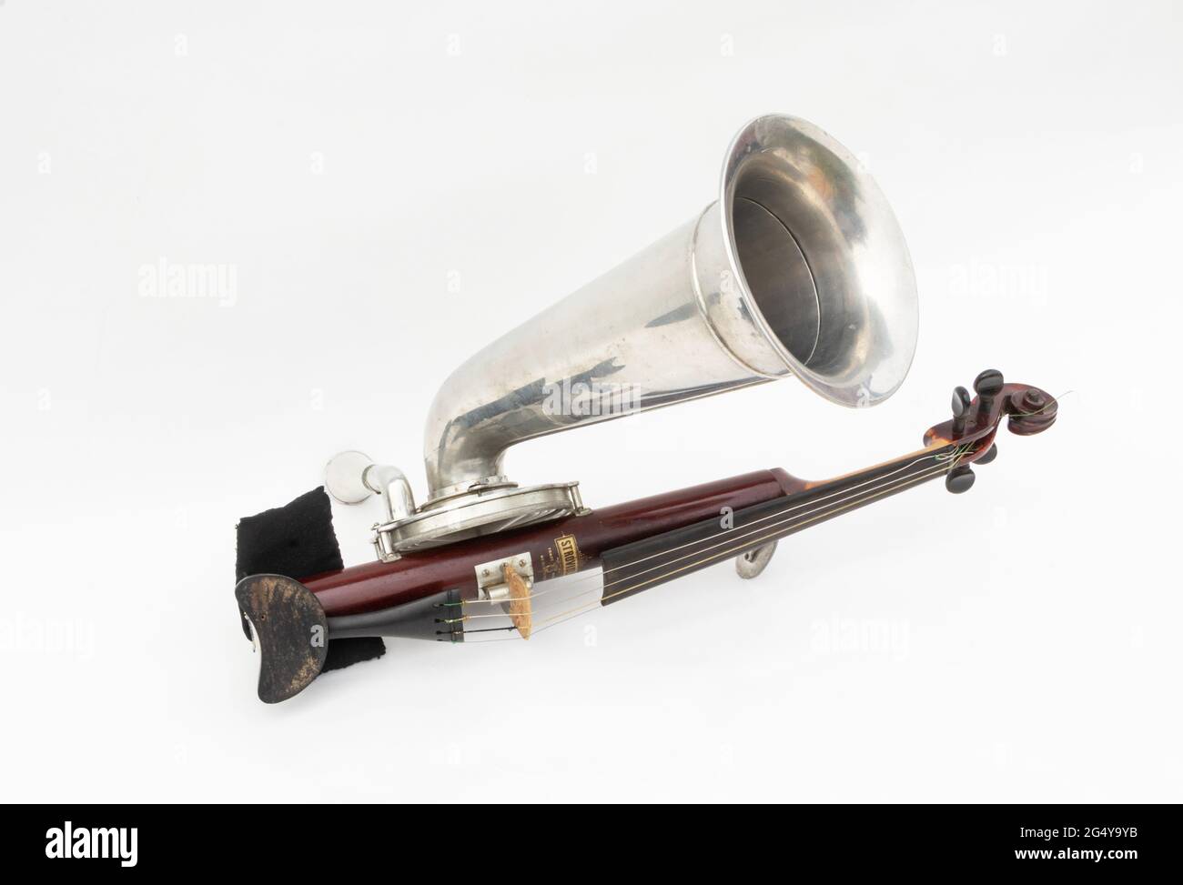 Instrument d'enregistrement musical Stroh violon ou phonoviolon ou strovol sur fond de studio blanc Banque D'Images