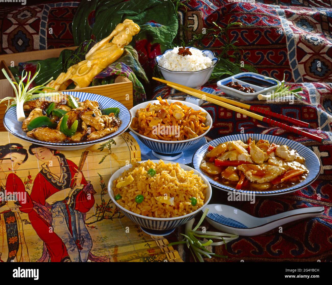 Sélection de plats orientaux riz et nouilles avec baguettes et autres accessoires chinois/japonais en bleu et blanc, bols Banque D'Images