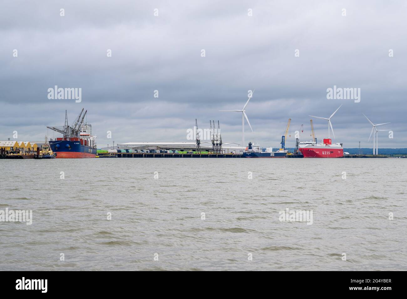 Trois navires commerciaux amarrés au port de l'île de Shepey, dans l'estuaire de la Tamise, dans le Kent, en Angleterre. Banque D'Images