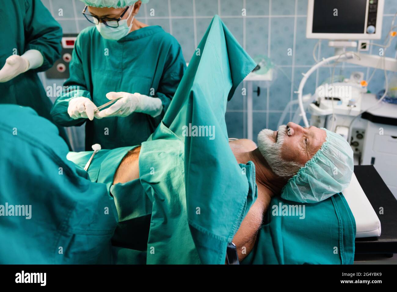 Fonctionnement de l'équipe de chirurgie dans une salle chirurgicale Banque D'Images Fonctionnement de l'équipe de chirurgie dans une salle chirurgicale Banque D'Images