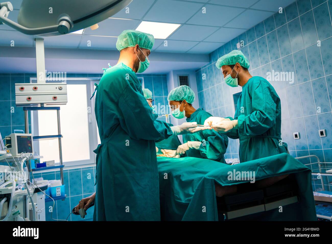 Fonctionnement de l'équipe de chirurgie dans une salle chirurgicale Banque D'Images Fonctionnement de l'équipe de chirurgie dans une salle chirurgicale Banque D'Images