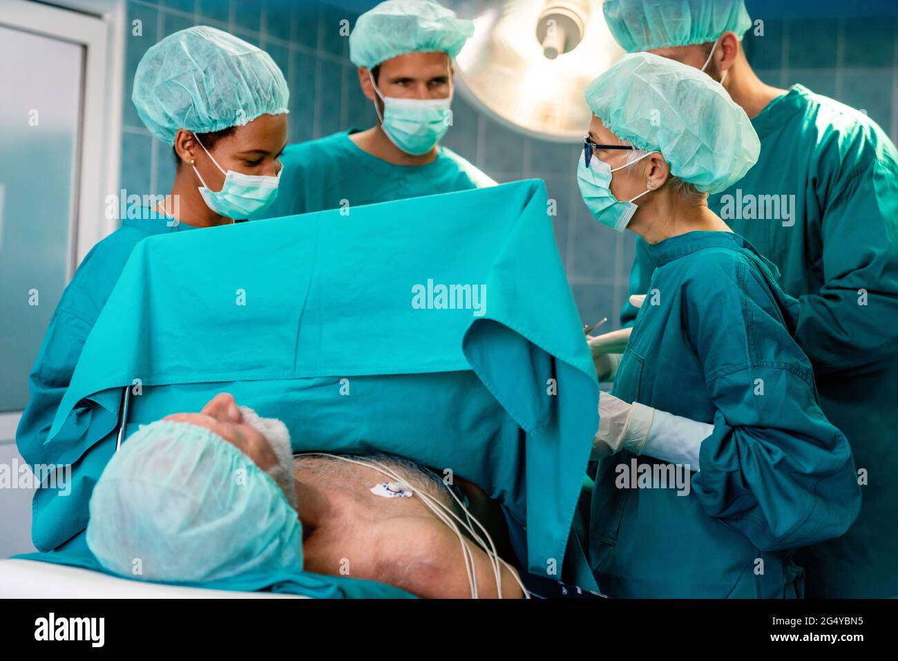 Groupe de chirurgiens au travail dans la salle d'opération de l'hôpital Banque D'Images Groupe de chirurgiens au travail dans la salle d'opération de l'hôpital Banque D'Images