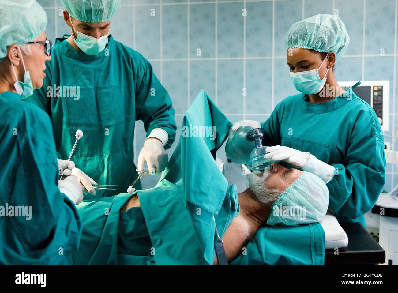 Groupe de médecins du chirurgien au travail en salle d'opération. Banque D'Images Groupe de médecins du chirurgien au travail en salle d'opération. Banque D'Images