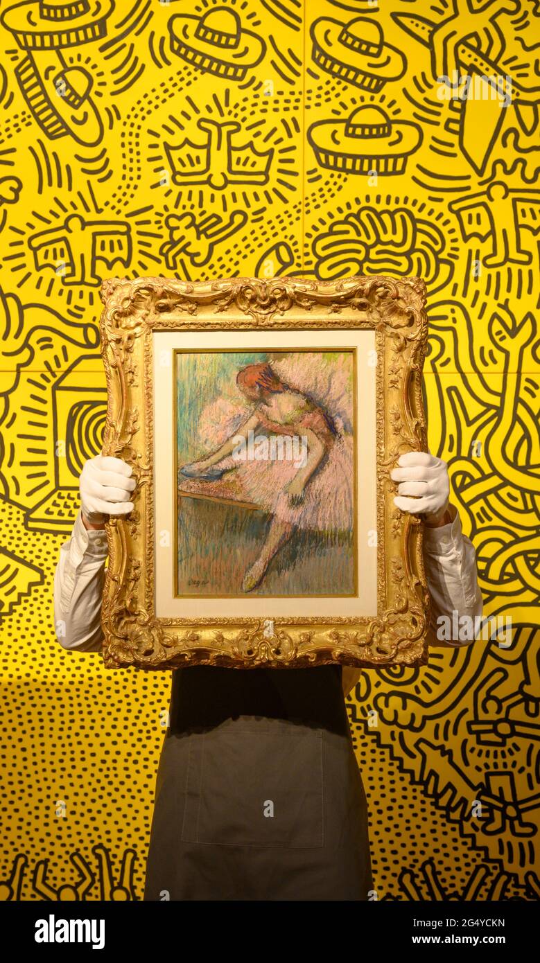 Christie’s, Londres, Royaume-Uni. 24 juin 2021. Les œuvres de Basquiat, Degas, Giacometti, Kusama, Picasso et Bridget Riley sont à l'œuvre dans la vente d'art du XXe siècle, qui se tiendra le 30 juin à Londres. Image: Danseuse rose par Edgar Degas, pastel sur papier vers 1896, estimation de £2,500,000-3,500,000 devant Untitled par Keith Haring, 1984, estimation £3,900,000-4,500,000. Crédit : Malcolm Park/Alay Live News. Banque D'Images