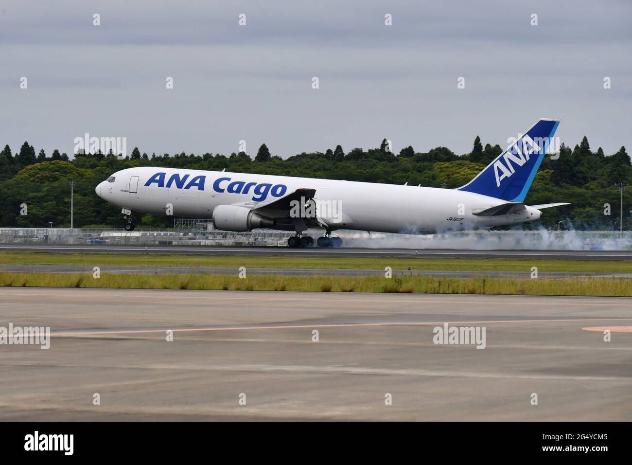 Vol NH8530 de Hangzhou par un cargo ANA 767-300F (JA601F) débarquant à l'aéroport de Narita, le 21 juin 2021. Crédit: Tadayuki YOSHIKAWA/Aviation Wire/AFLO/Alay Live News Banque D'Images