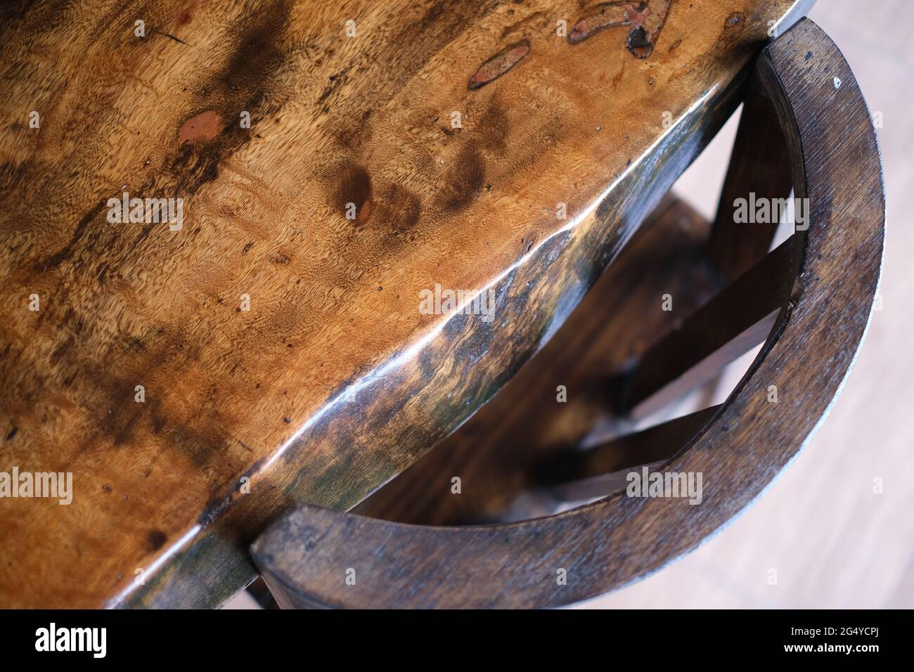 Une table et une chaise en bois épais très poli, vue du dessus Banque D'Images