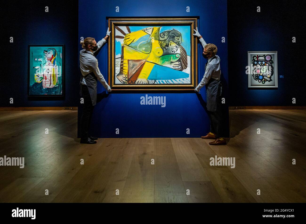 Londres, Royaume-Uni. 24 juin 2021. PABLO PICASSO, l'Étreinte, peint à Mougins le 23 octobre 1969 estimation GBP 11,000,000 -16 000 000 - faits saillants du 20e/21e siècle: Vente du soir de Londres qui est le 30 juin 2021, en direct et en Livestréamed. Prévisualisé à Christies King Street, Londres. Crédit : Guy Bell/Alay Live News Banque D'Images