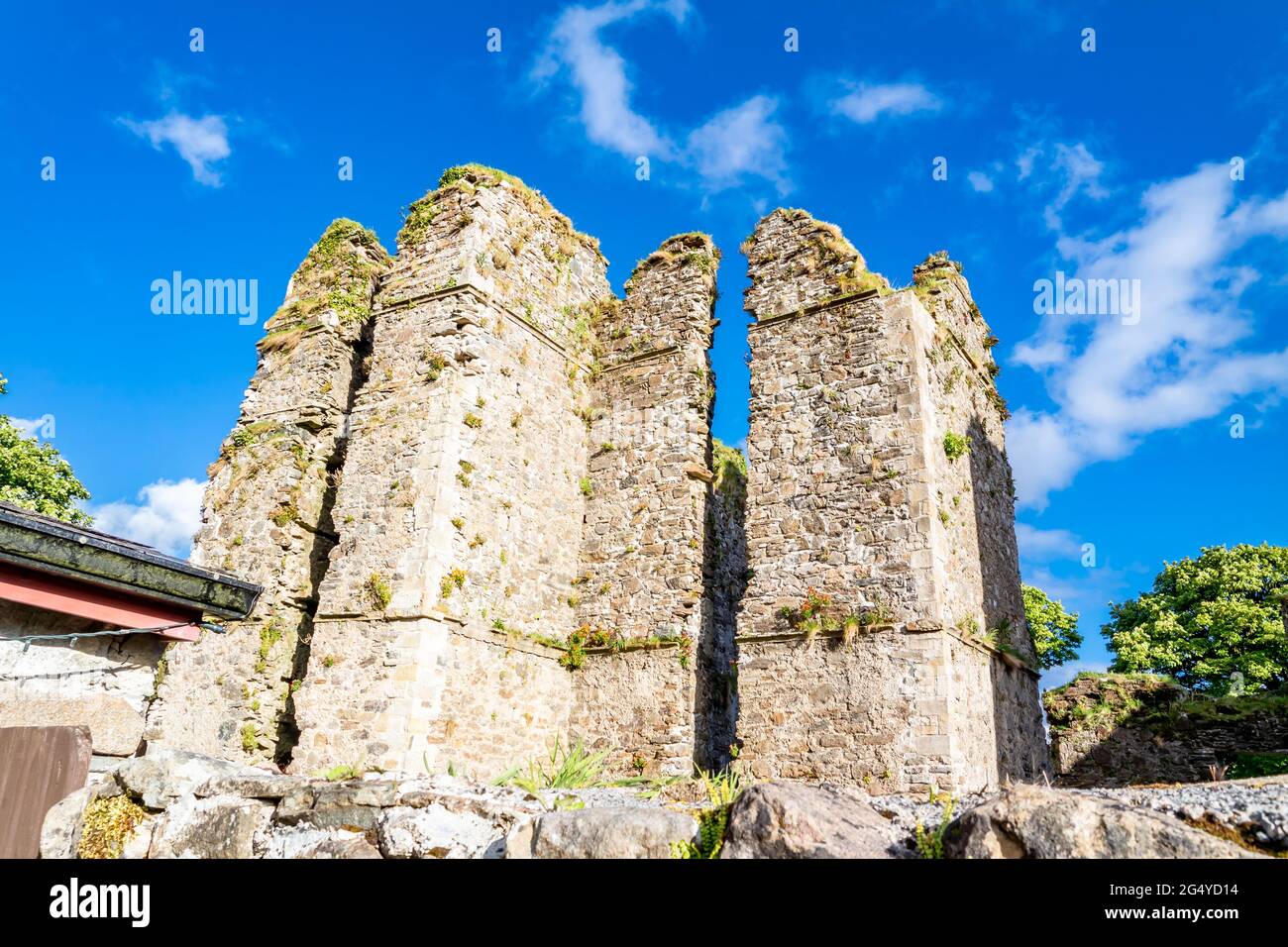 Les ruines du château de Manorhamilton, érigé en 1634 par Sir Frederick Hamilton - Comté de Leitrim, Irlande. Banque D'Images