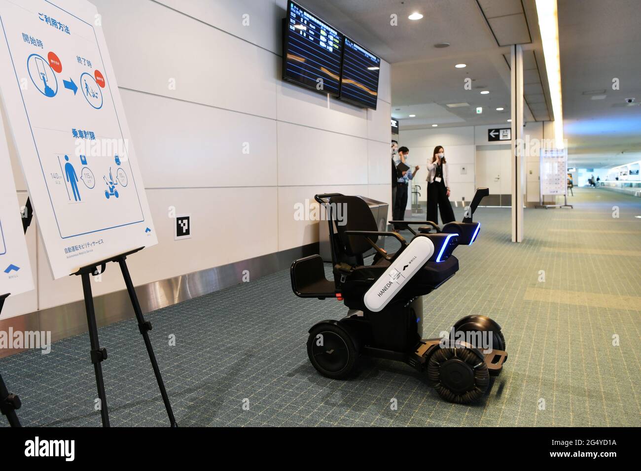 WHILL, un fauteuil roulant électrique automatisé qui dépose les passagers à la porte d'embarquement du terminal 2 de l'aéroport de Haneda et retourne à sa gare dans un système automatisé sans pilote, le 22 juin 2021. Crédit: Tadayuki YOSHIKAWA/Aviation Wire/AFLO/Alay Live News Banque D'Images