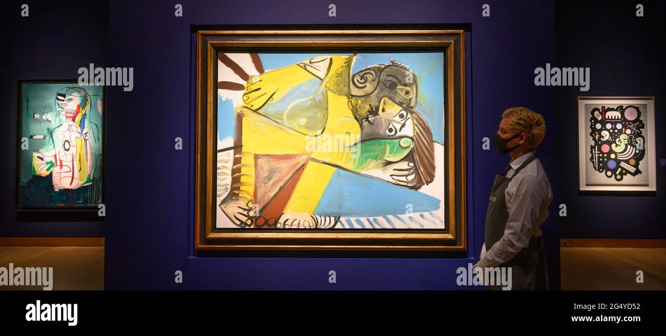 Christie’s, Londres, Royaume-Uni. 24 juin 2021. Les œuvres de Basquiat, Degas, Giacometti, Kusama, Picasso et Bridget Riley sont à l'œuvre dans la vente d'art du XXe siècle, qui se tiendra le 30 juin à Londres. Image (de gauche à droite) : sans titre par Jean-Michel Basquiat, 1984, estimation de £4,000,000-6,000,000; l’Étrinte par Pablo Picasso, peint en 1969, estimation de £11,000,000-16,000,000; Noir bigarré par Wassily Kandinsky, 1935, estimation de £8,000,000-12,000,000. Crédit : Malcolm Park/Alay Live News. Banque D'Images