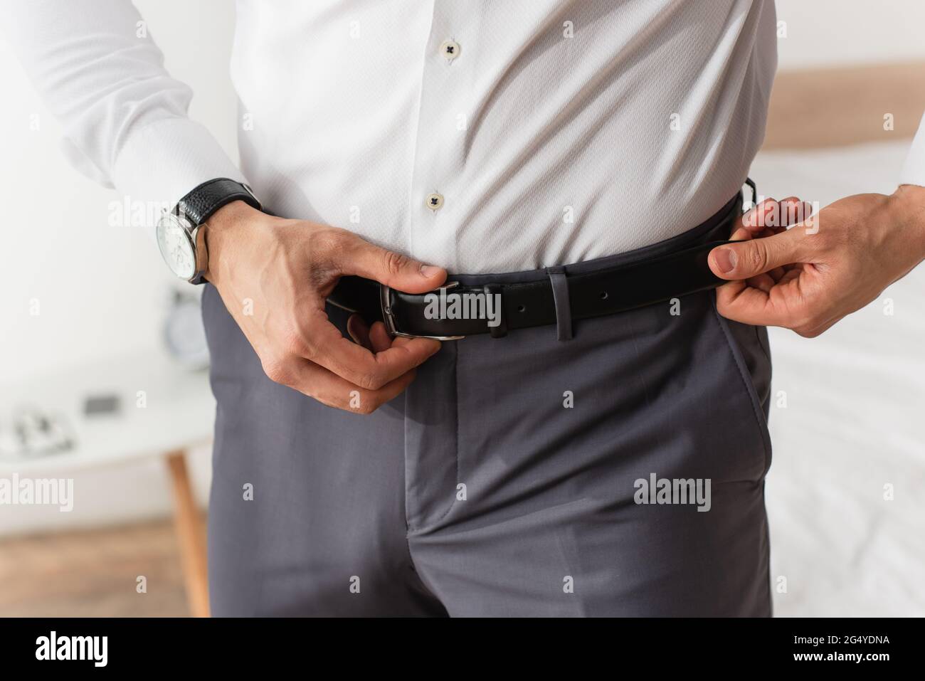 Coupe courte pour homme d'affaires avec ceinture réglable à la maison Photo  Stock - Alamy