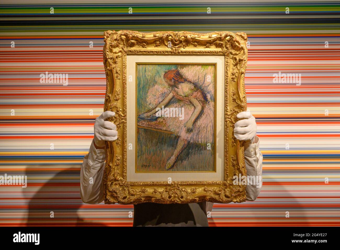 Christie’s, Londres, Royaume-Uni. 24 juin 2021. Les œuvres de Basquiat, Degas, Giacometti, Kusama, Picasso et Bridget Riley sont à l'œuvre dans la vente d'art du XXe siècle, qui se tiendra le 30 juin à Londres. Image: Danseuse rose par Edgar Degas, pastel sur papier vers 1896, estimation de £2,500,000-3,500,000 devant la bande par Gerhard Richter, estimation: £800,000-1,200,000. Crédit : Malcolm Park/Alay Live News. Banque D'Images