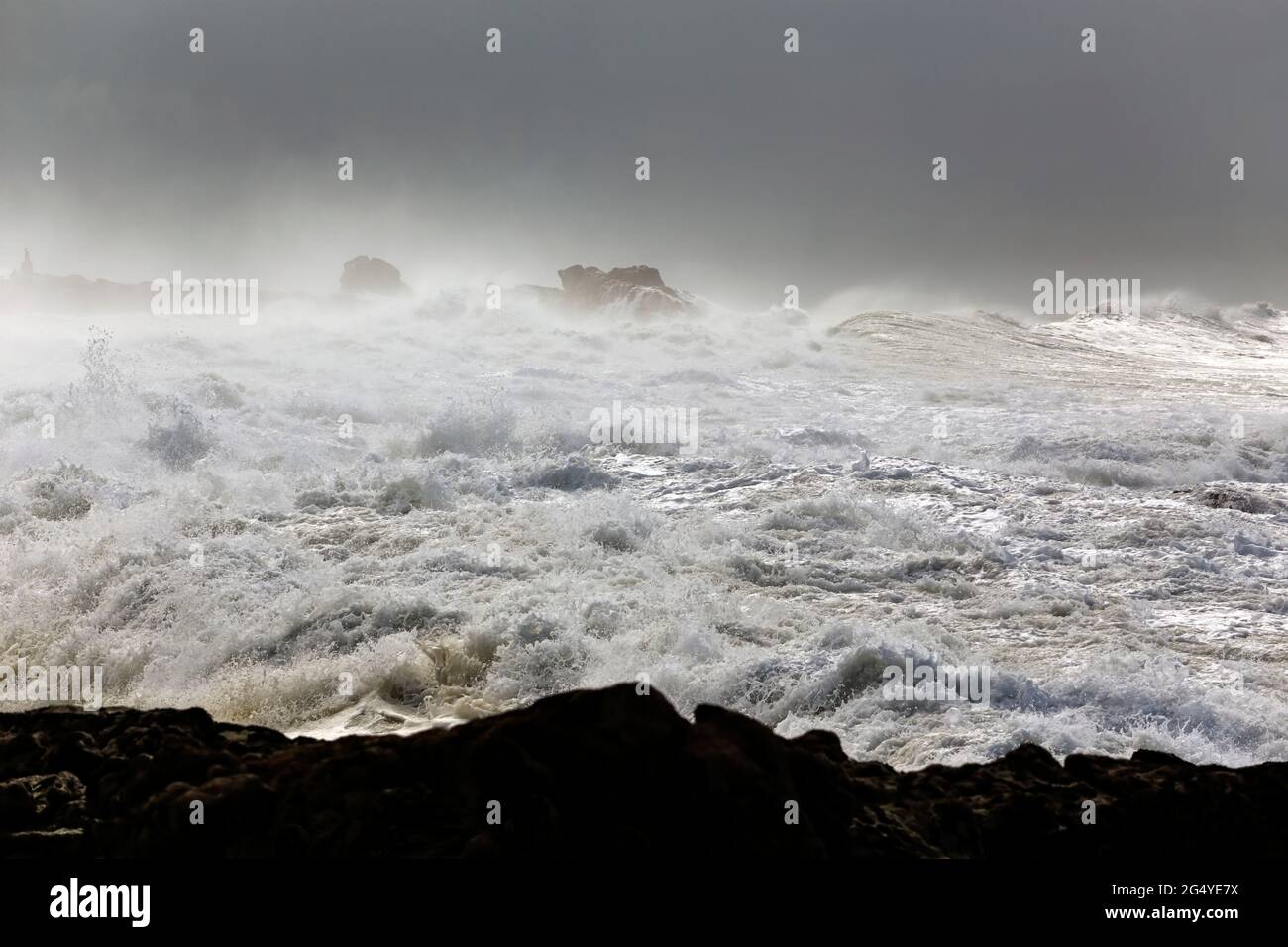 Ebauche. Côte portugaise du nord pendant la tempête. Banque D'Images