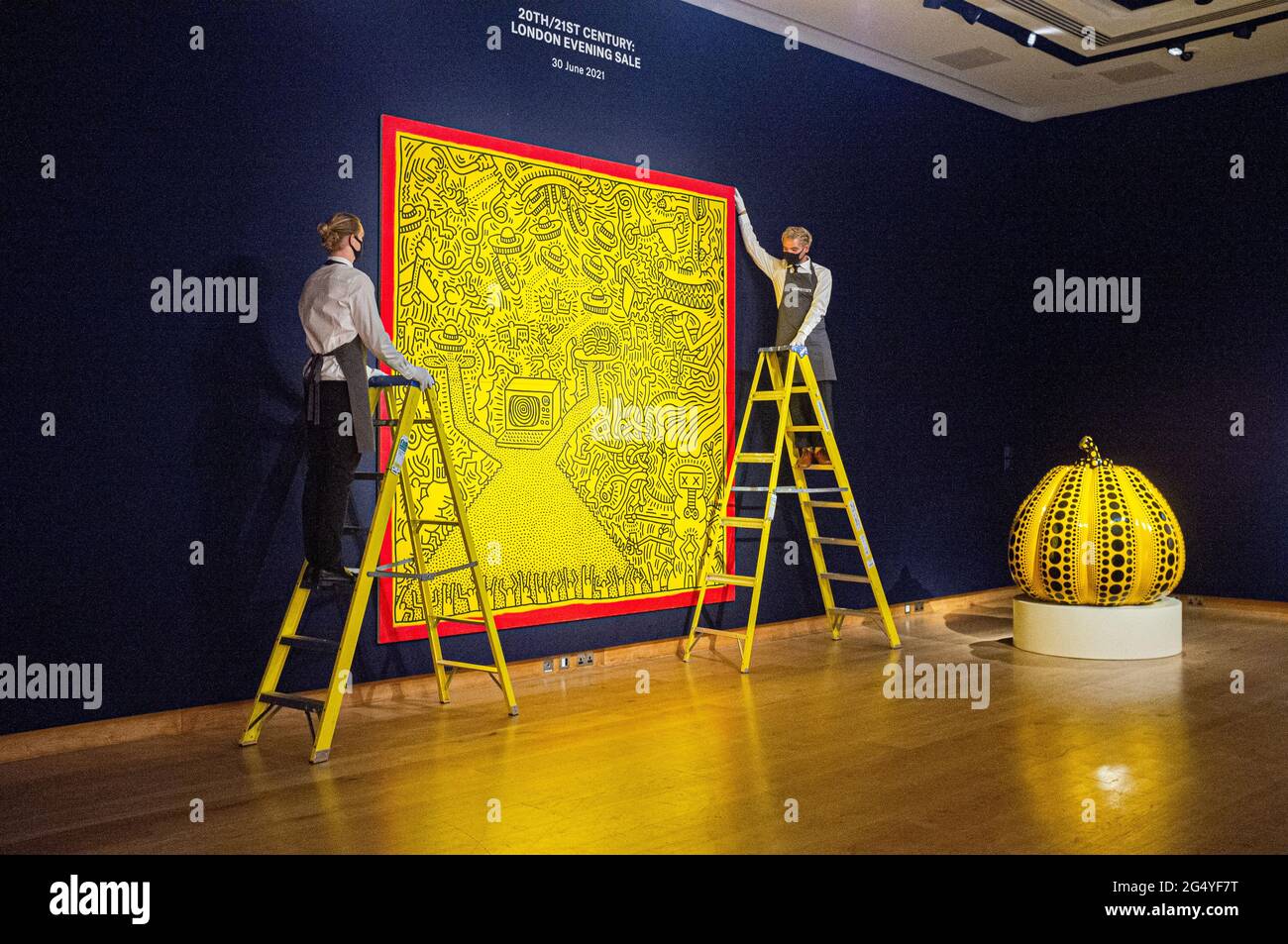 LONDRES 24 juin 2021. KEITH HARING (1958-1990) acrylique sans titre sur toile, en quatre parties chacune : 60 x 60 po. (152.4 x 152,4 cm) Estimation de GBP 3,900,000 - 4,500,000. Exécuté en avril 1984 avec YAYOI KUSAMA (B. 1929) Pumpkin.exécuté en 2009. Estimation 1,200,000 GBP – 1,800,000 GBP la vente a lieu le 30 juin. LES IMAGES DOIVENT ÊTRE SOUS EMBARGO JUSQU'À 10 H 30. Credit amer ghazzal/Alamy Live News Banque D'Images