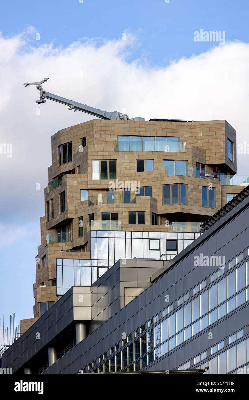 AMSTERDAM, PAYS-BAS - 12 juin 2021: Construction d'appartements de luxe avec design moderne contemporain en échafaudage avec grue derrière et bureau en fr Banque D'Images