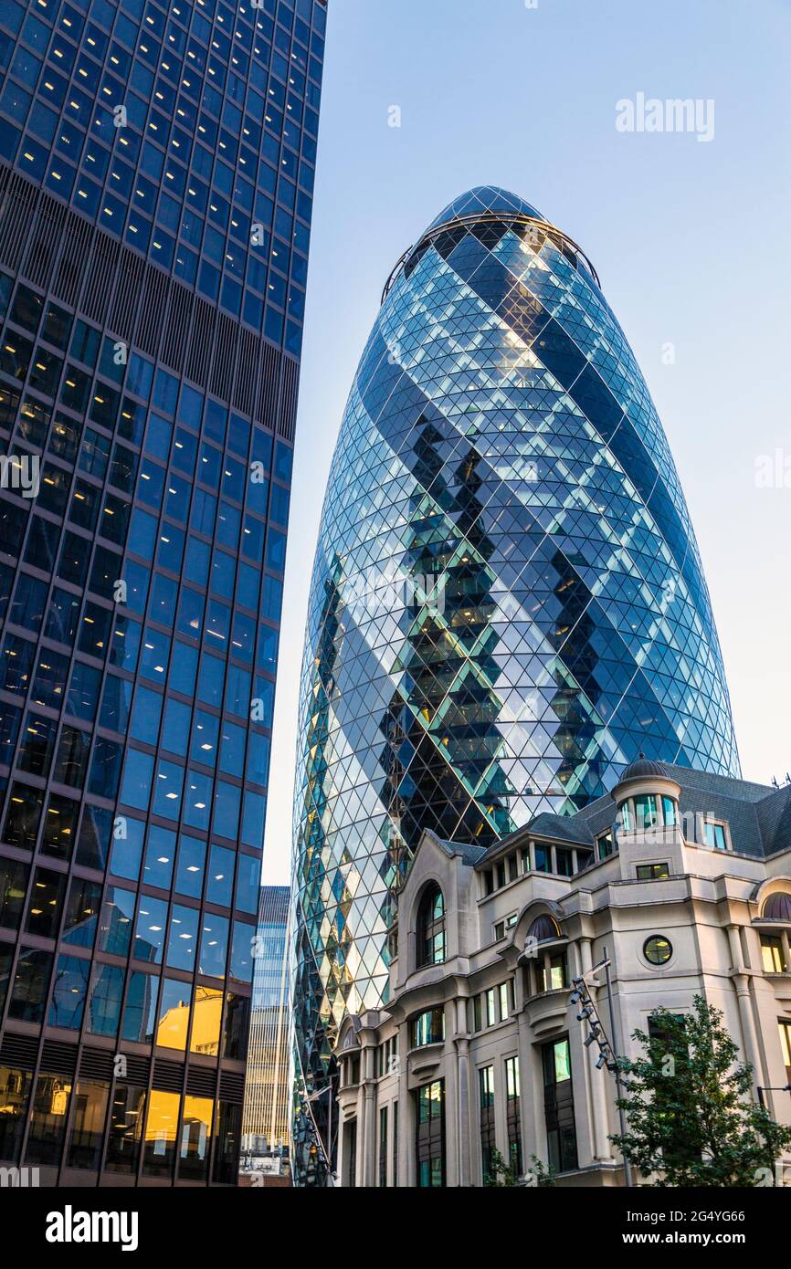 Le bâtiment Gherkin (30 St Mary Ax) dans la ville de Londres, Royaume-Uni Banque D'Images