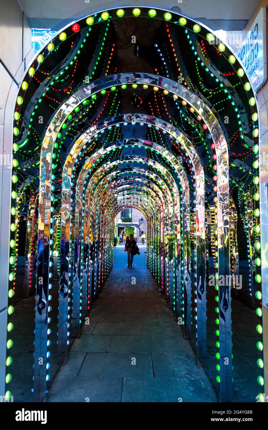 Tunnel de lumière et de miroir dans l'adoption de la Cour conduit à Covent Garden, London, UK Banque D'Images