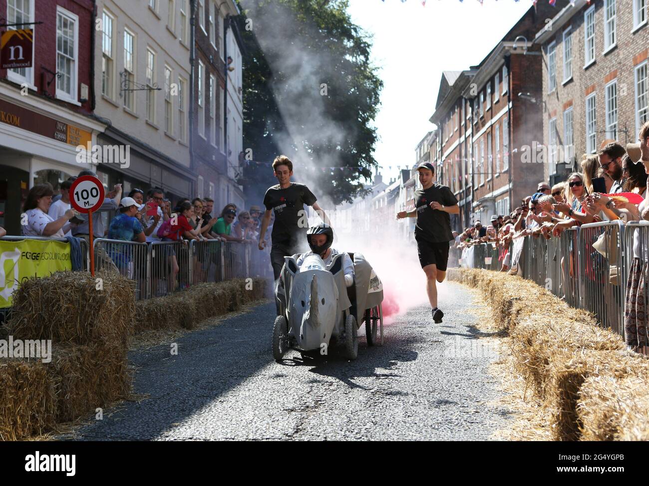 Le défi Micklegate Soapbox 2019, une course annuelle de chariots à York, dans le Yorkshire, en Angleterre. La course implique la construction de chariots fabriqués à la main par les habitants de la région. Banque D'Images