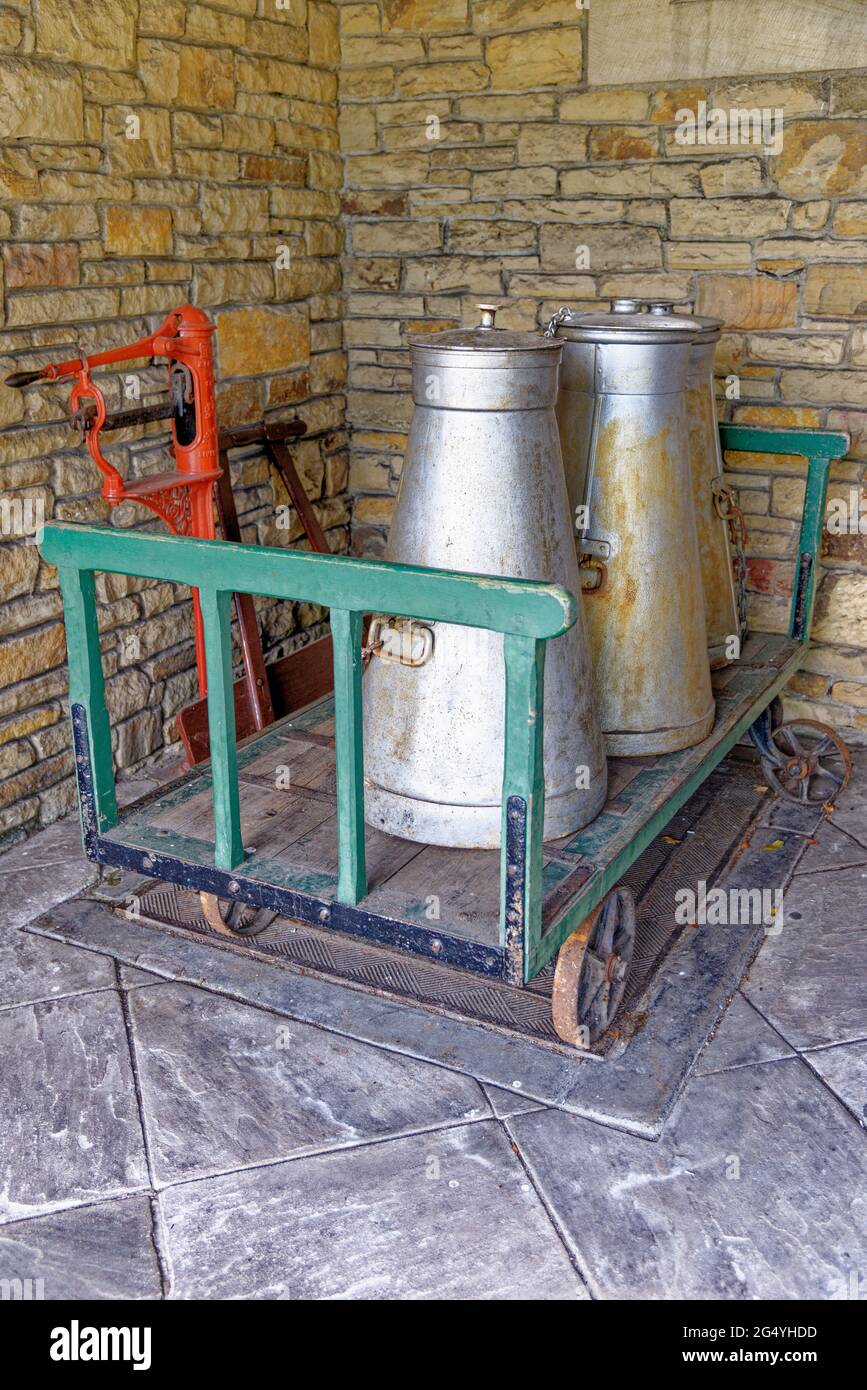 Bagages rétro vintage sur un ancien tramway de gare - Rowlew train Station - Beamish Village, Durham County, Angleterre, Royaume-Uni, 12ème of Banque D'Images