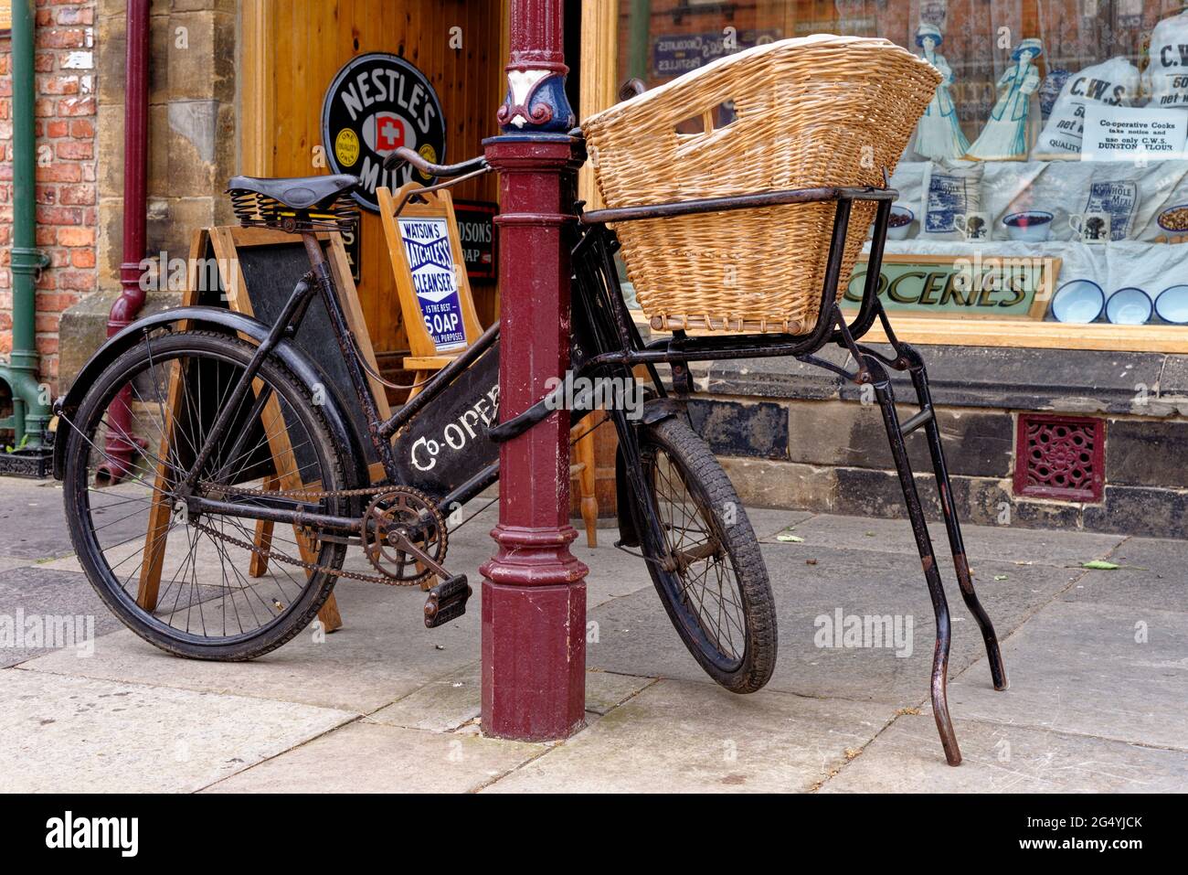 Parc à vélos en face d'une boutique sur High Street dans la ville de Beamish Village des années 1900, comté de Durham, Angleterre, Royaume-Uni, 12 juin 2021 Banque D'Images