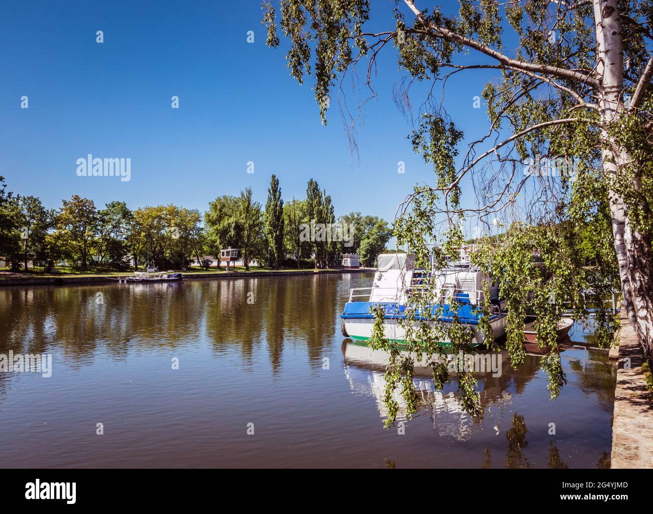 Bateau sur la Saale près de Bernburg Banque D'Images