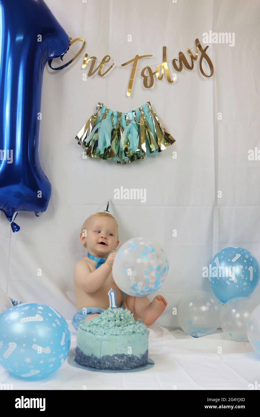 Premier Anniversaire De Bebe Garcon Une Fete De Gateau Photo Stock Alamy