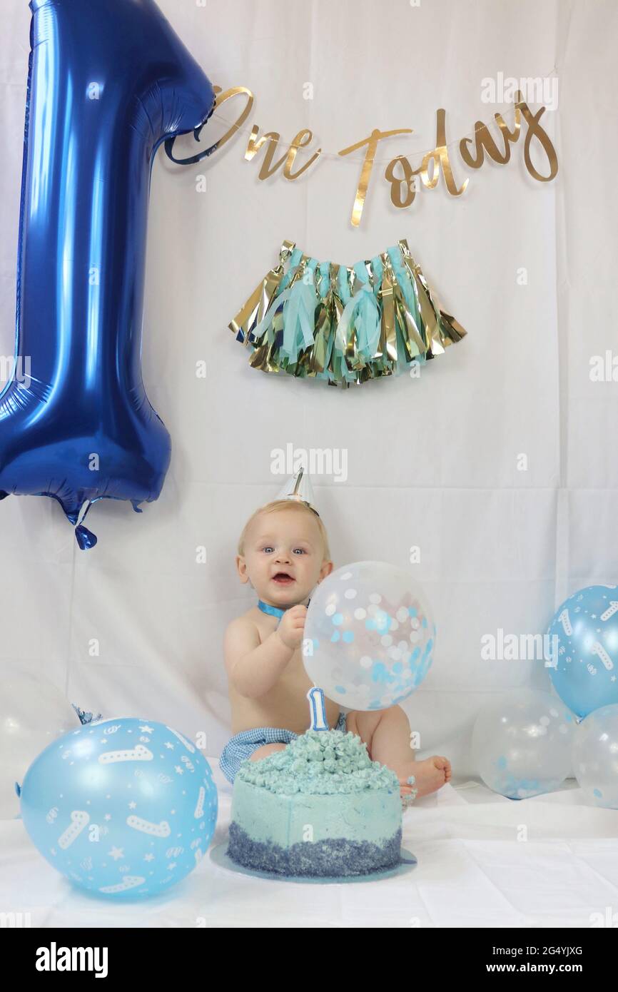 Premier Anniversaire De Bebe Garcon Une Fete De Gateau Photo Stock Alamy