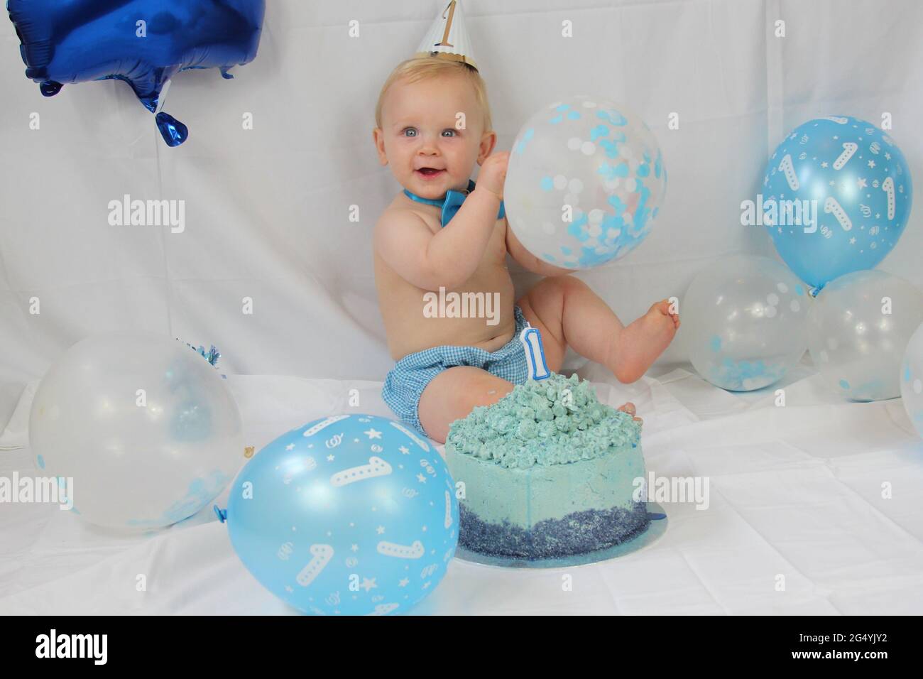 Premier Anniversaire De Bebe Garcon Une Fete De Gateau Photo Stock Alamy