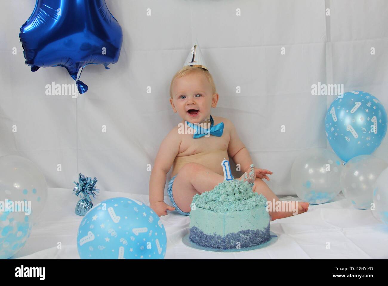 Premier Anniversaire De Bebe Garcon Une Fete De Gateau Photo Stock Alamy