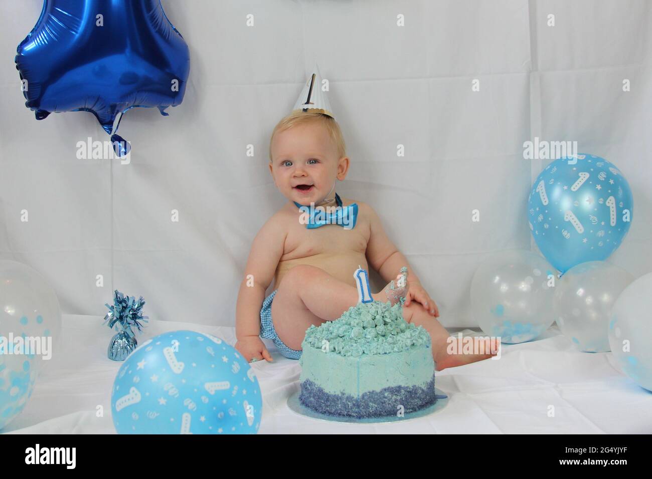 Premier Anniversaire De Bebe Garcon Une Fete De Gateau Photo Stock Alamy