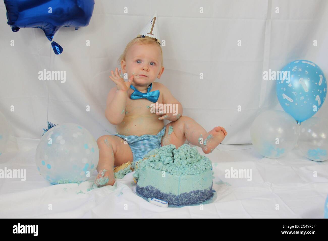 Premier Anniversaire De Bebe Garcon Une Fete De Gateau Photo Stock Alamy