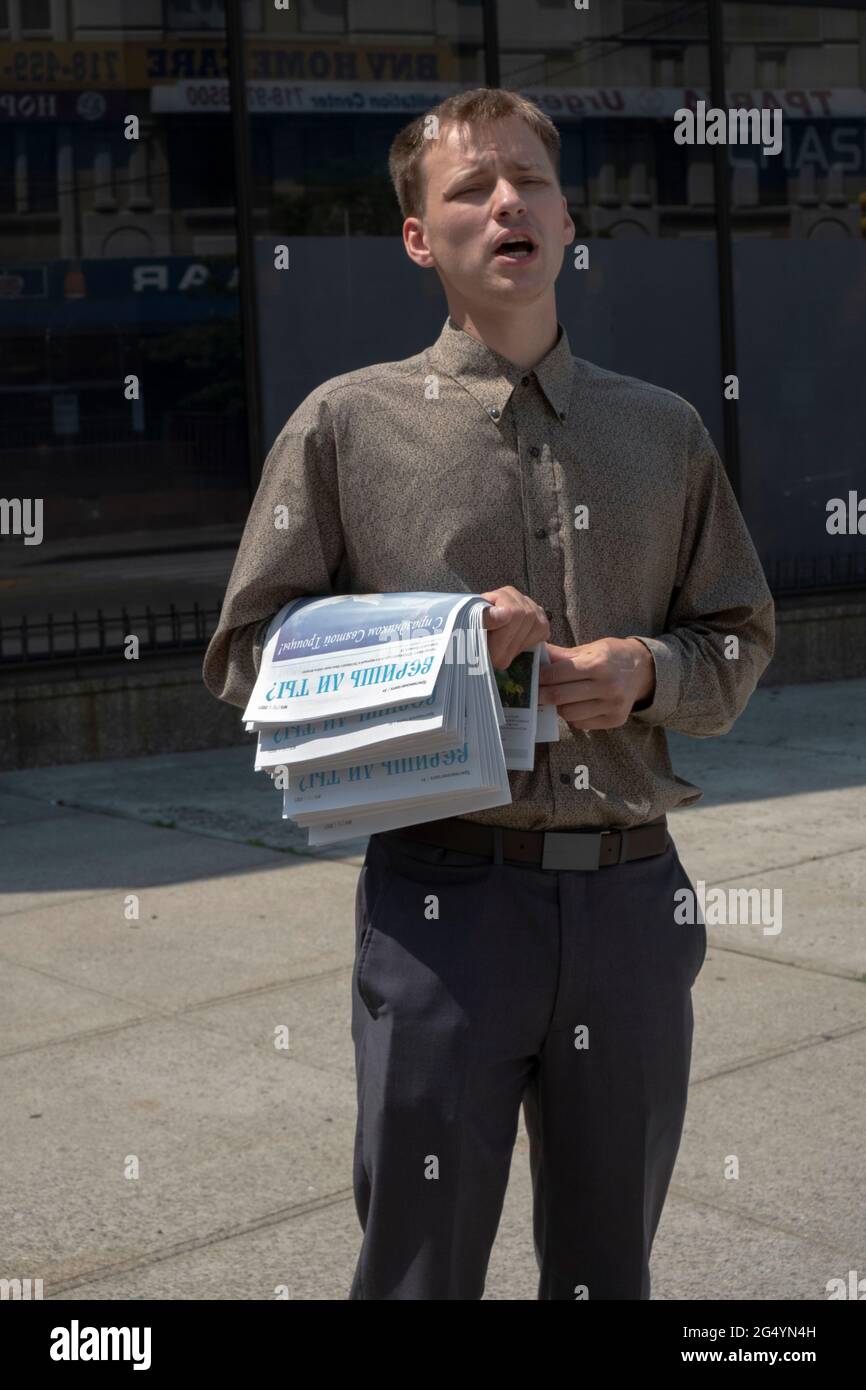 Un baptiste évangélique russe prêche dans une tentative d'obtenir des convertis. À Little Odessa sur Brighton Beach Avenue dans le sud de Brooklyn, New York. Banque D'Images