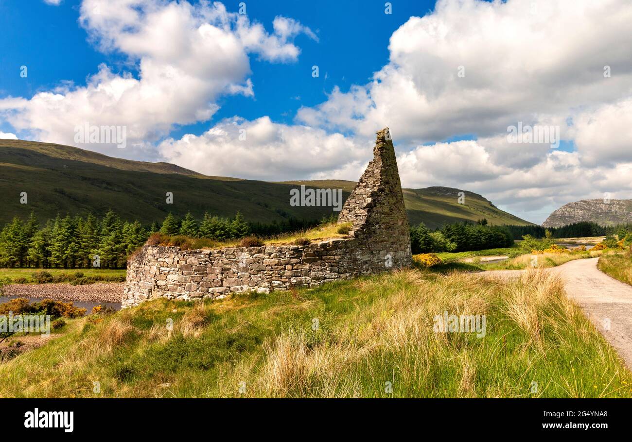 DUN DORNAIGIL BROCH SUTHERLAND ÉCOSSE DÉBUT D'ÉTÉ ÂGE DU FER BROCH SUR LES RIVES DE LA RIVIÈRE STRATHMORE Banque D'Images