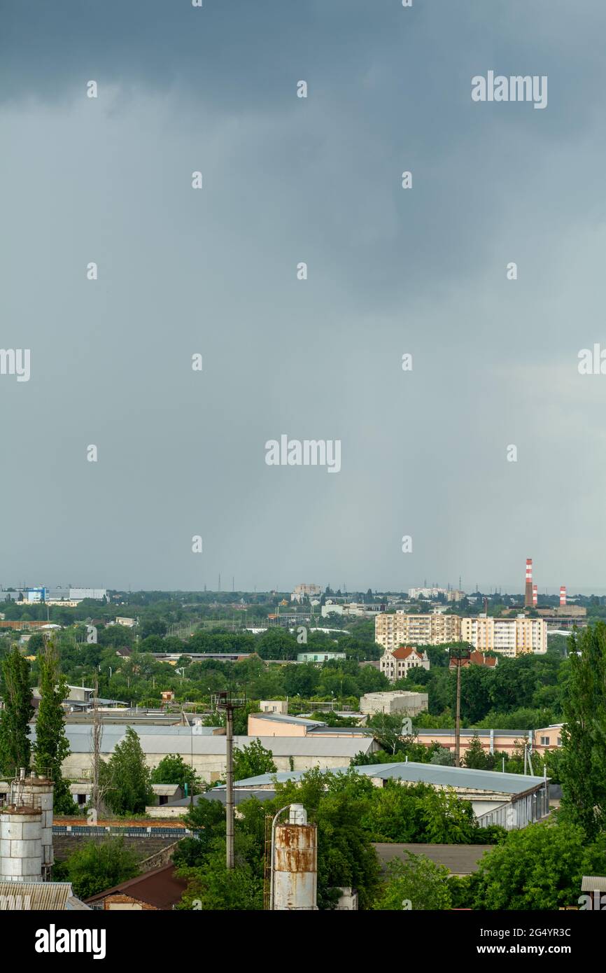 Paysage urbain HDR. Ciel sombre et pluvieux sur la ville Banque D'Images