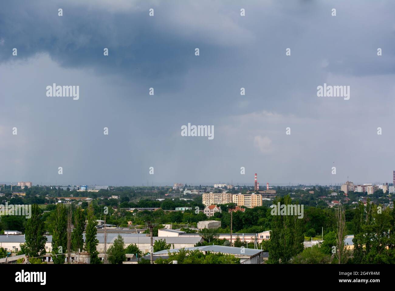 Paysage urbain HDR. Ciel sombre et pluvieux sur la ville Banque D'Images