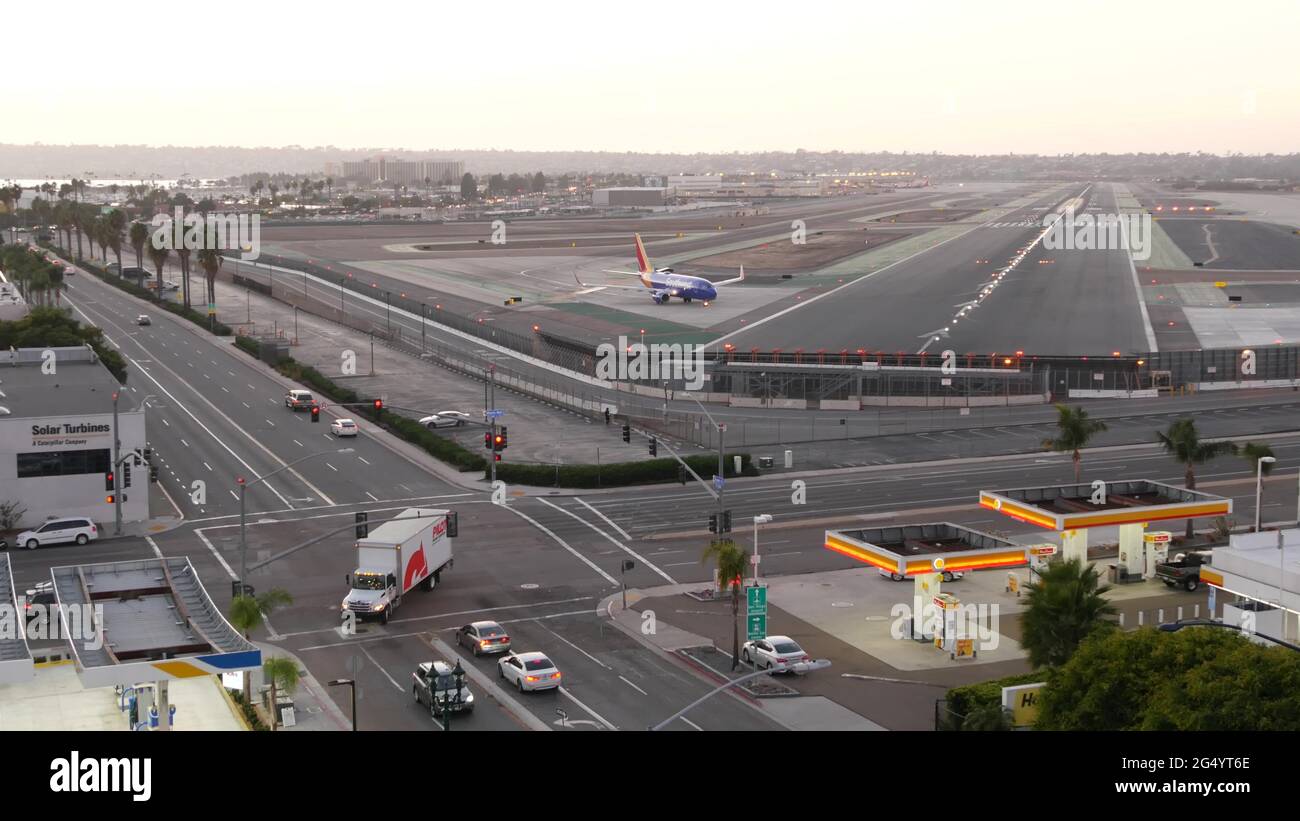 San Diego, Californie États-Unis - 24 novembre 2020 : avion de Southwest Airlines sur la piste de l'aéroport international, avion sur la piste d'atterrissage de Lindbergh Field. Avion sur un Banque D'Images