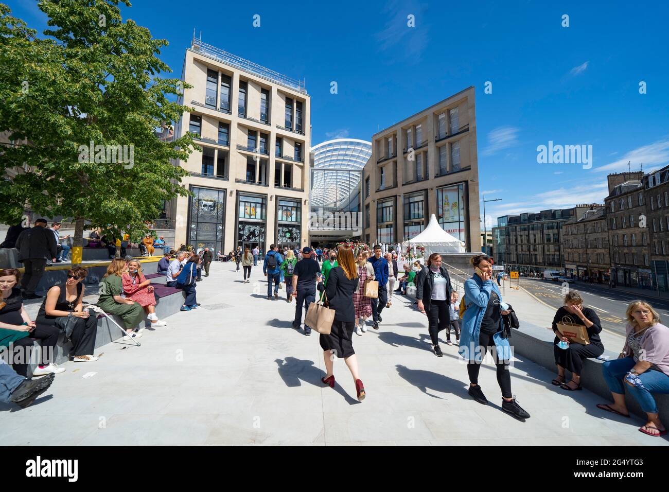 Édimbourg, Écosse, Royaume-Uni. 24 juin 2021. Premières images du nouveau quartier St James qui a ouvert ce matin à Édimbourg. Le grand complexe résidentiel et de détail a remplacé le Centre St James qui a occupé le site pendant de nombreuses années. Pic; membres du public meunier à propos de l'entrée au centre commercial à Leith Street .Iain Masterton/Alay Live News Banque D'Images