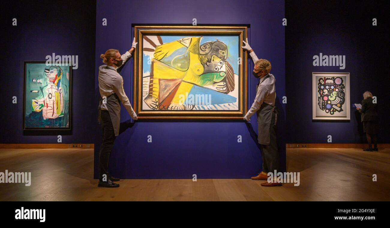Christie’s, Londres, Royaume-Uni. 24 juin 2021. Les œuvres de Basquuiat, Degas, Giacometti, Kusama, Picasso et Bridget Riley se présentent dans la vente d'art du XXe siècle, qui se tiendra le 30 juin à Londres. Image (de gauche à droite) : sans titre par Jean-Michel Basquiat, 1984, estimation de £4,000,000-6,000,000; l’Étrinte par Pablo Picasso, peint en 1969, estimation de £11,000,000-16,000,000; Noir bigarré par Wassily Kandinsky, 1935, estimation de £8,000,000-12,000,000. Crédit : Malcolm Park/Alay Live News. Banque D'Images