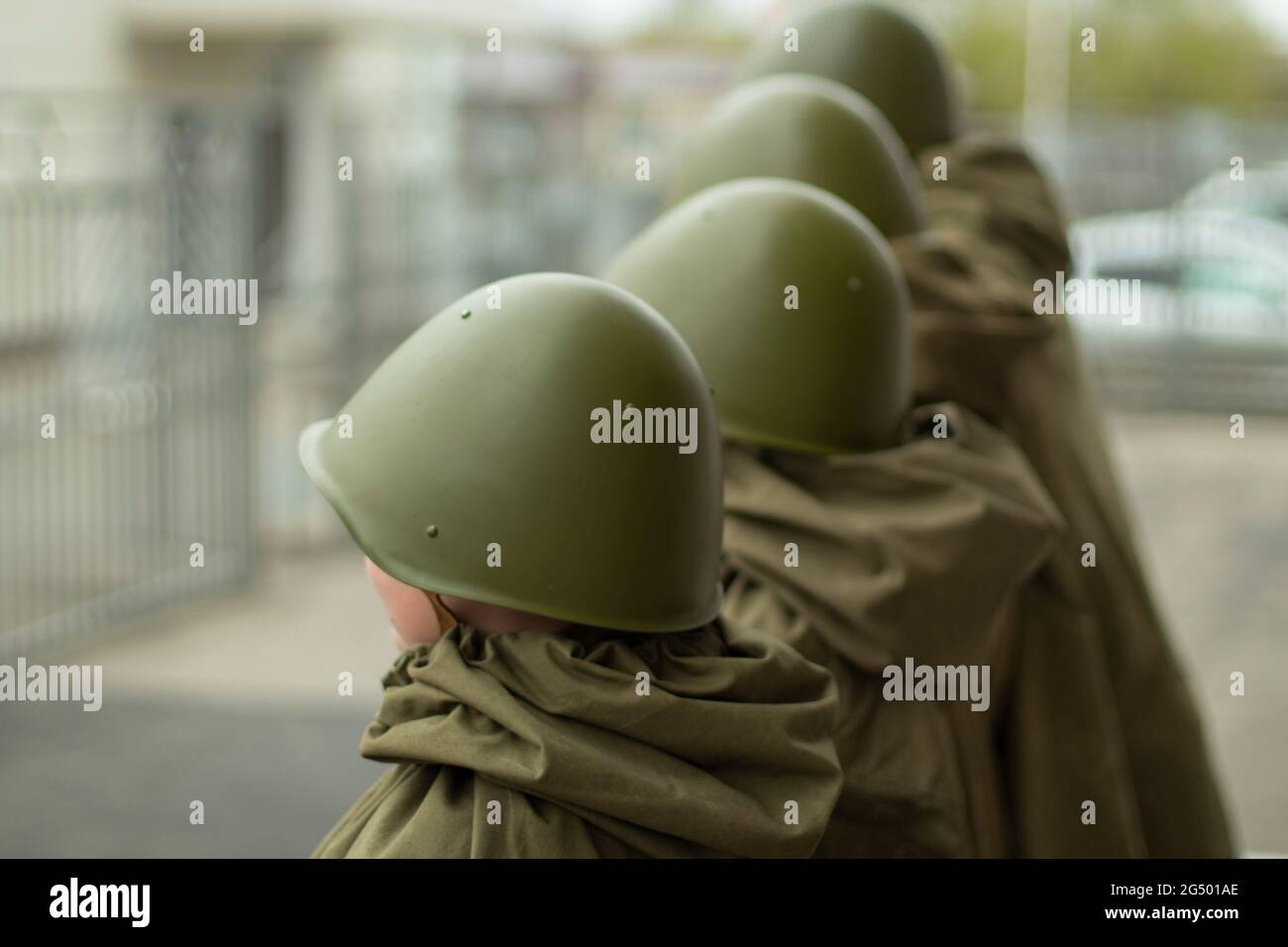 Soldats en casques. Militaires. Soldats de la Seconde Guerre mondiale. Uniforme militaire soviétique. Les gens en imperméable et en casque. La deuxième Guerre mondiale Banque D'Images