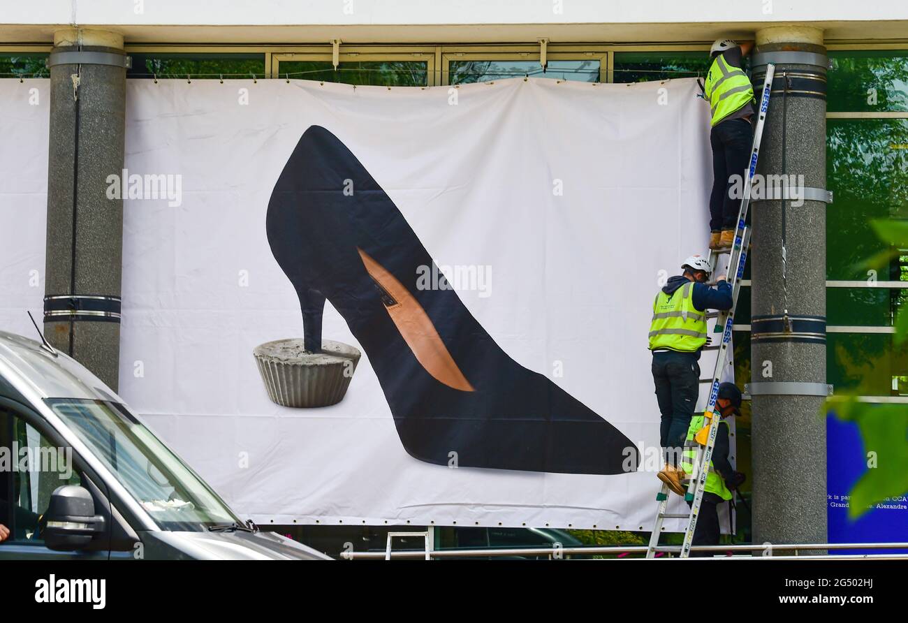 Brighton UK 24 juin 2021 - des bannières géantes montrant l'image iconique de l'artiste Alexandre da Cunha d'un stiletto noir womanÕs ancré dans un gâteau de fée en béton sont mises en place au Centre pour les arts contemporains de Brighton dans le cadre de cette année de la commission d'été .la commission d'été est un Série d'œuvres d'art publiques à Brighton et année un artiste sélectionné est choisi pour créer une nouvelle œuvre pour la façade des galeries Brighton CCA.: Crédit Simon Dack / Alamy Live News Banque D'Images