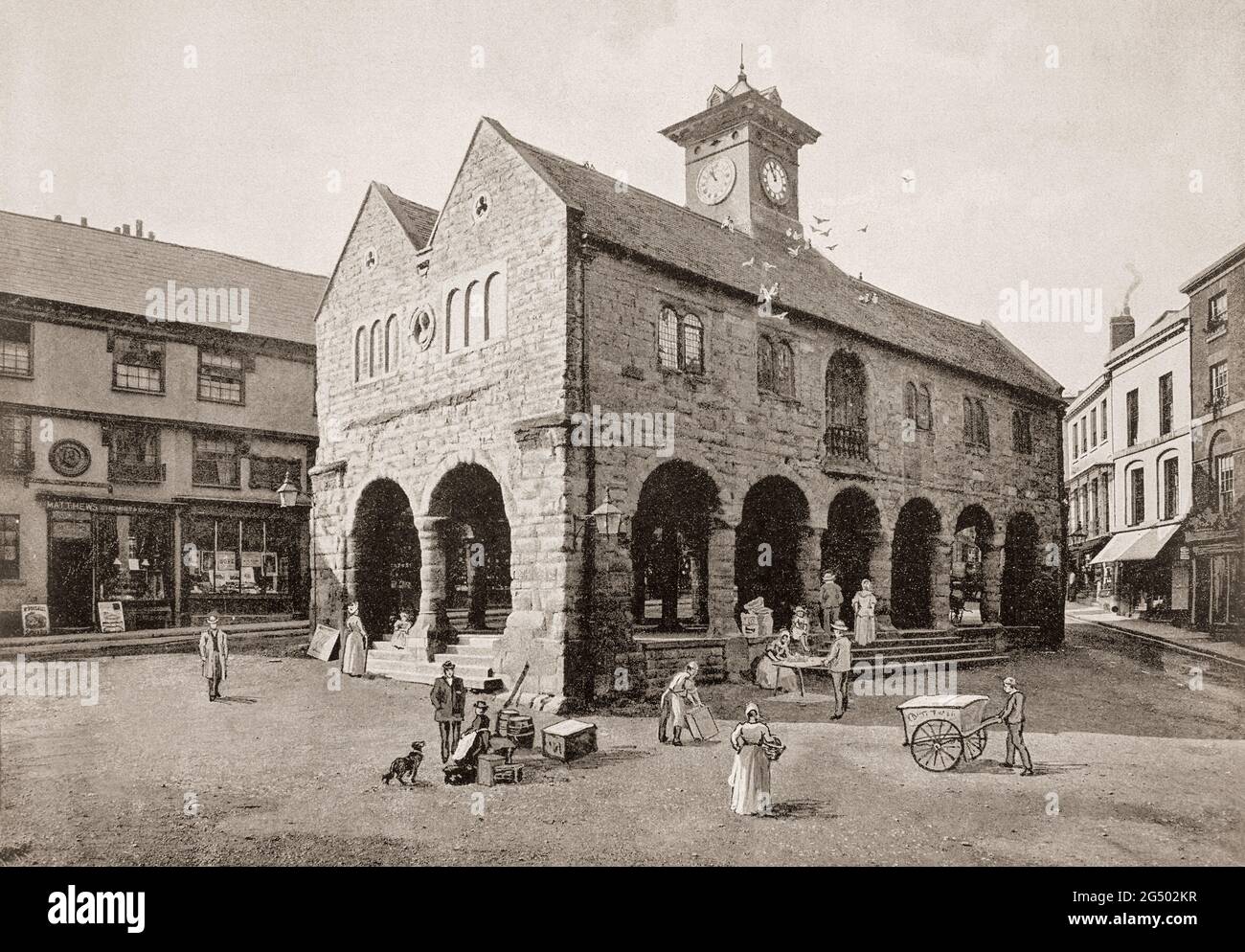 Vue de la fin du XIXe siècle sur la maison du marché dans le centre-ville de Ross-on-Wye, une ville du marché dans le sud-est du Herefordshire, en Angleterre. Il a été construit entre 1650 et 1654 pour remplacer un stand probablement en bois Hall. L'étage supérieur abrite maintenant un centre des arts et de l'artisanat. Banque D'Images