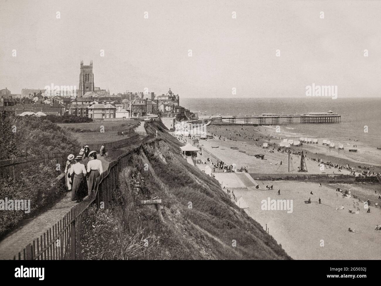 Une vue de la fin du XIXe siècle sur Cromer, une ville côtière du comté anglais de Norfolk remarquable comme station touristique traditionnelle et pour le crabe Cromer, qui constitue une source importante de revenus pour les pêcheurs locaux. Banque D'Images