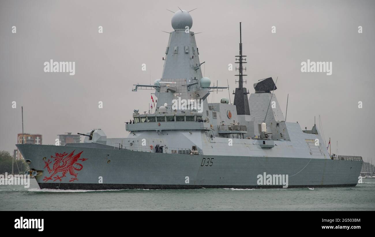 Le destroyer de type 45 de la Royal Navy HMS Dragon (D35) quitte Portsmouth, Royaume-Uni sous la pluie le 21 juin 2021. Banque D'Images