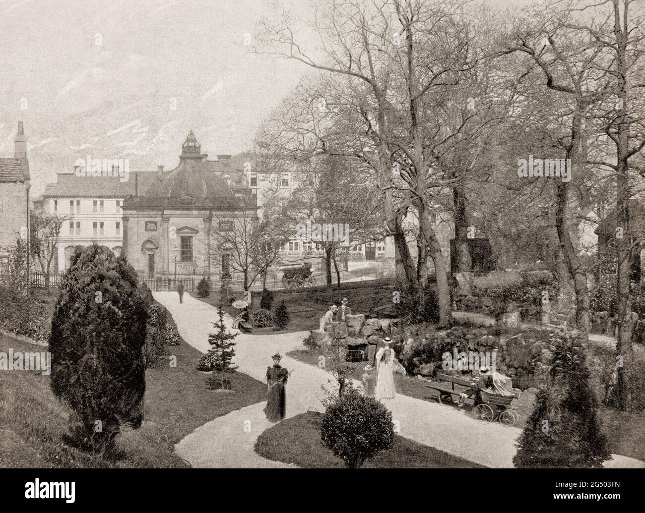 Vue de la fin du XIXe siècle sur les jardins de Bog à Harrogate, connu sous le nom de « spa anglais » à l'époque géorgienne, après la découverte de ses eaux au XVIe siècle, dans le North Yorkshire, en Angleterre. L'eau du spa contenant du fer, du soufre et du sel commun était un traitement de santé populaire, et l'afflux de visiteurs riches mais malades a contribué de manière significative à la richesse de la ville. Banque D'Images